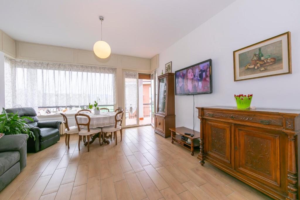 Telewizja i/lub zestaw kina domowego w obiekcie Residenza La terrazza di Dante - Happy Rentals