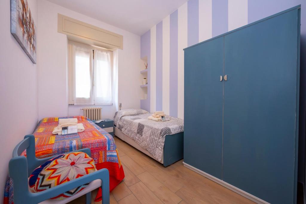 Pokój z sypialnią z łóżkiem i szafą w obiekcie Residenza La terrazza di Dante - Happy Rentals w mieście Stresa