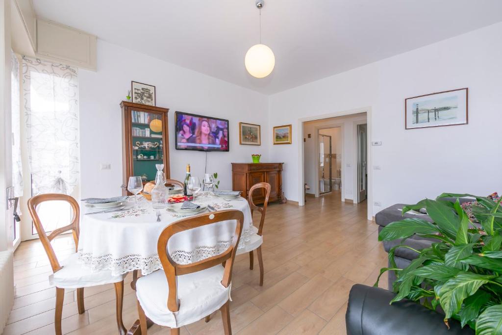 Telewizja i/lub zestaw kina domowego w obiekcie Residenza La terrazza di Dante - Happy Rentals