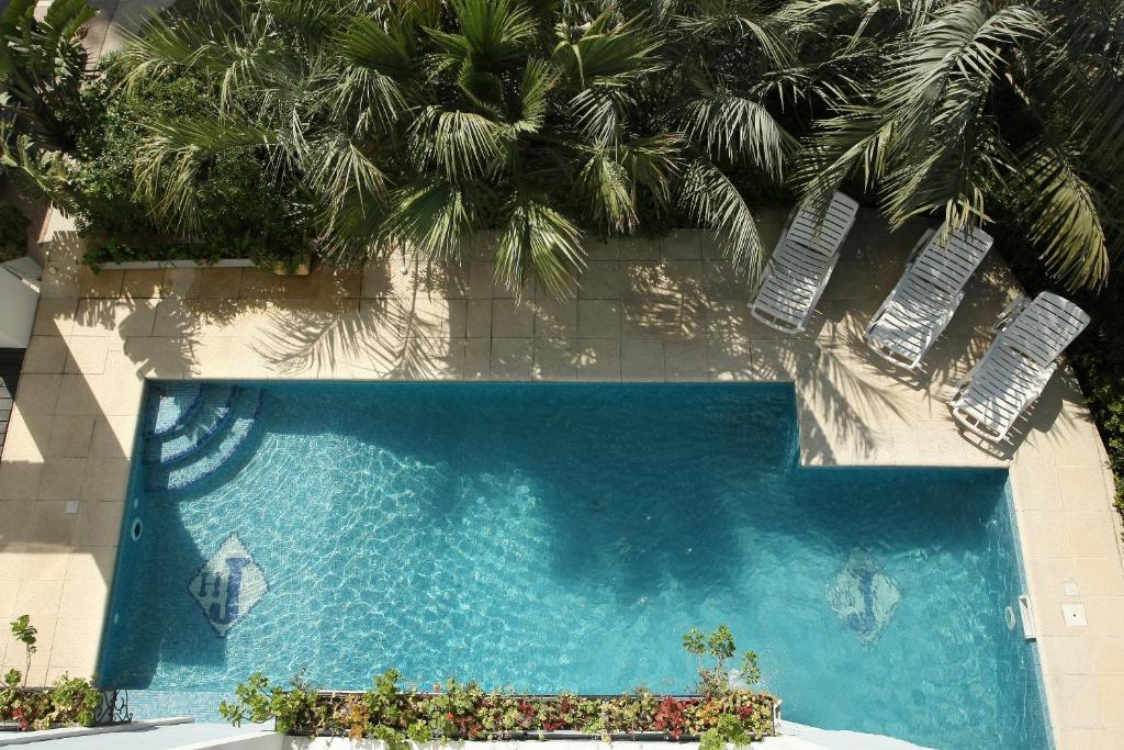 an overhead view of a swimming pool with palm trees at Jamaica Punta del Este Hotel & Residence in Punta del Este