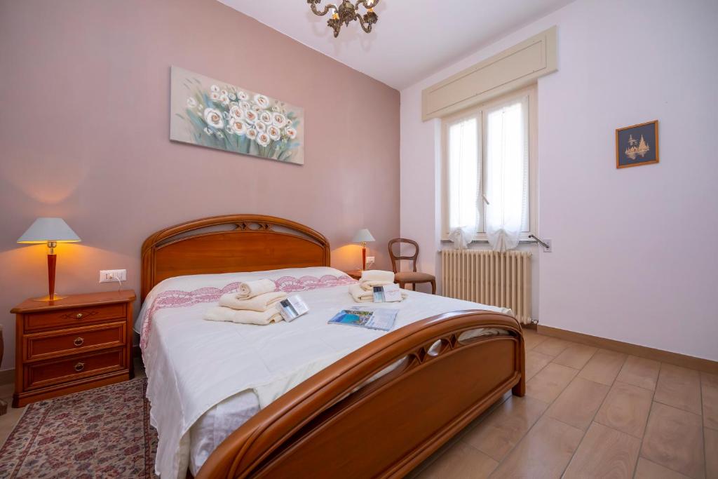 dziecko leżące na łóżku w sypialni w obiekcie Residenza La terrazza di Dante - Happy Rentals w mieście Stresa