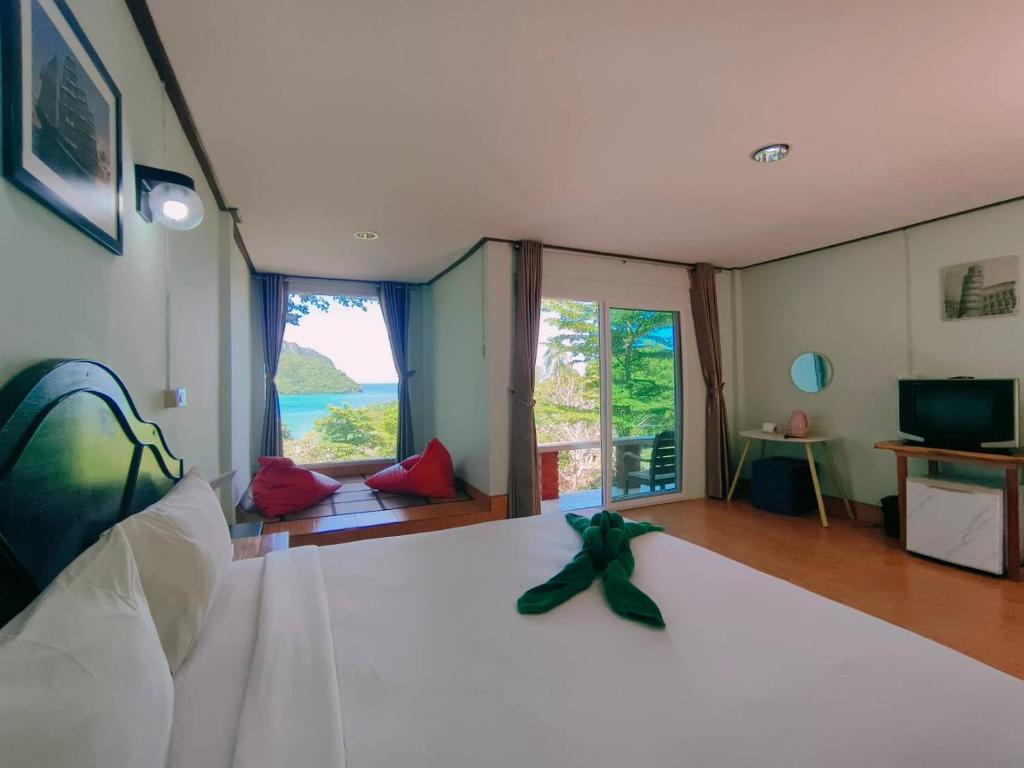 TV a/nebo společenská místnost v ubytování Phi Phi View Point Resort