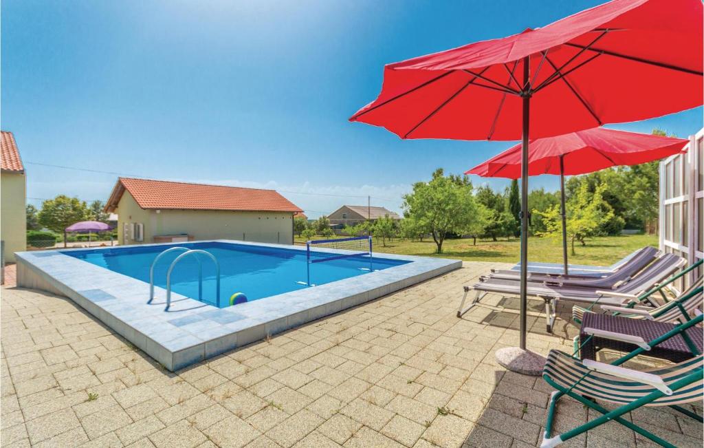 Bazén v ubytovaní Four-Bedroom Holiday Home In Lisicic alebo v jeho blízkosti