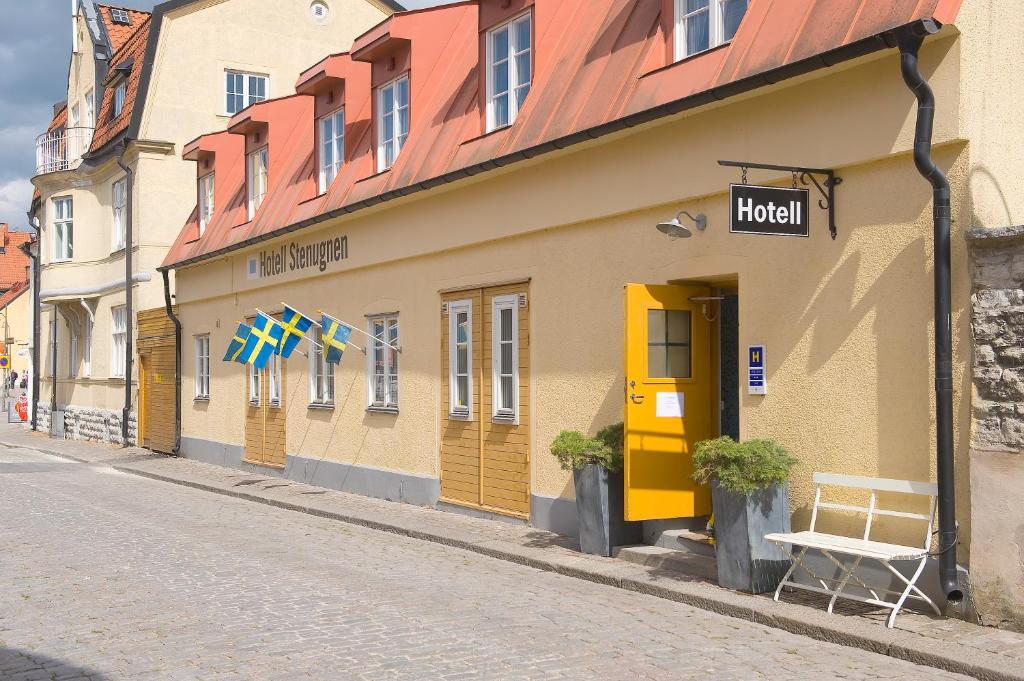 un edificio sul lato di una strada di Hotell Stenugnen a Visby