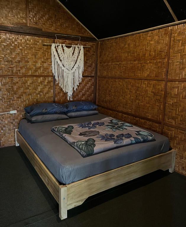 Postel nebo postele na pokoji v ubytování Kurni's Cabin