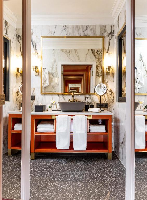 
Suite with Terrace (Master Suite)
