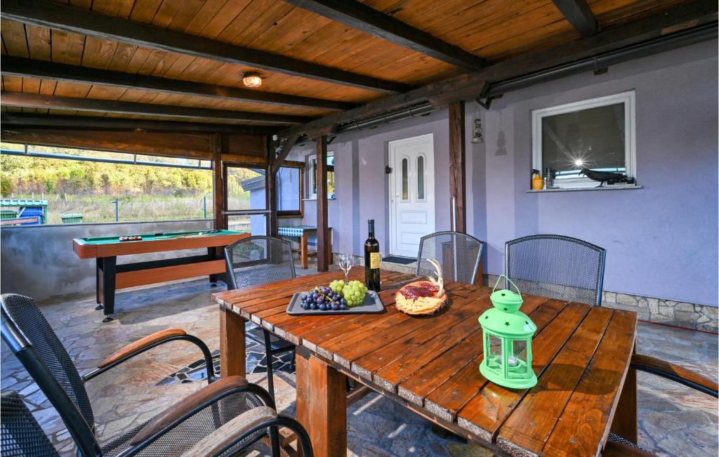Nápoje v ubytování Studio Holiday Home In Bratina