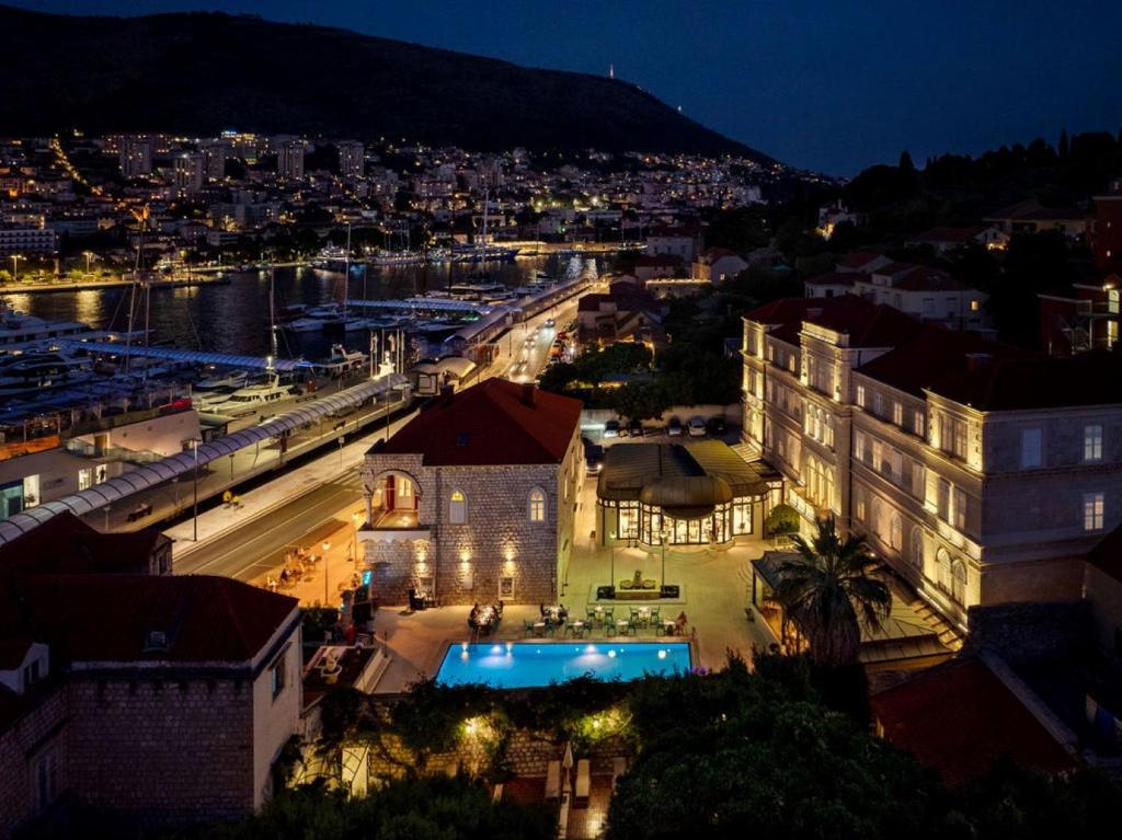 Nespecifikovaný výhled na hory nebo výhled na hory při pohledu z hotelu