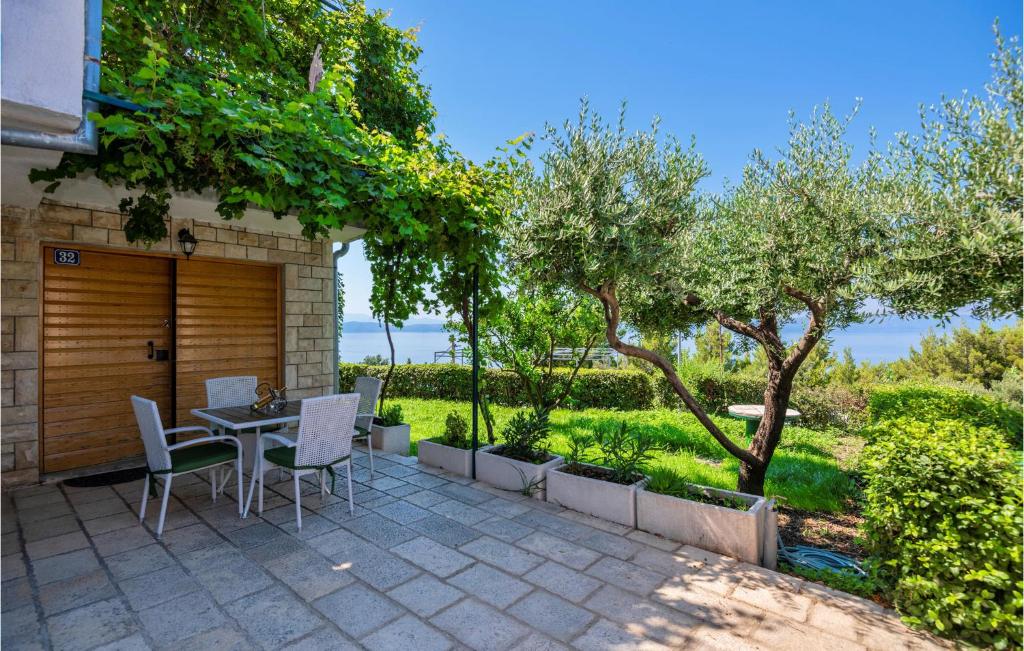 Vonkajšia záhrada v ubytovaní Holiday Home Podgora 14