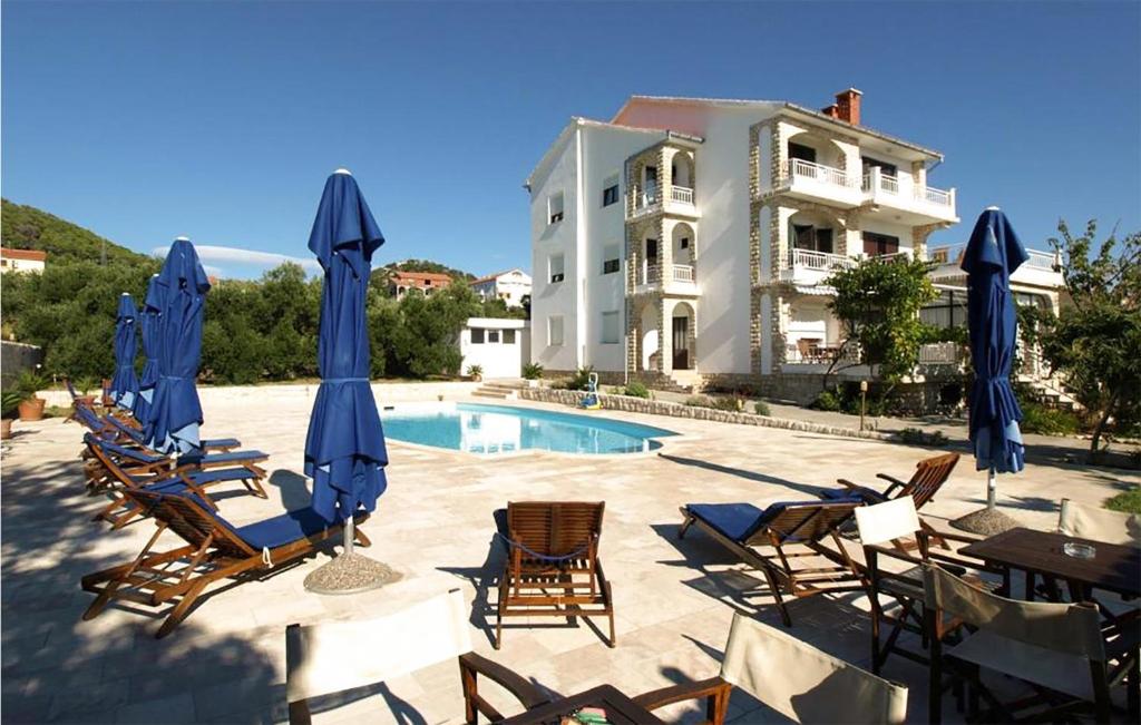 Bazén v ubytování Stunning Apartment In Barbat Na Rabu nebo v jeho okolí