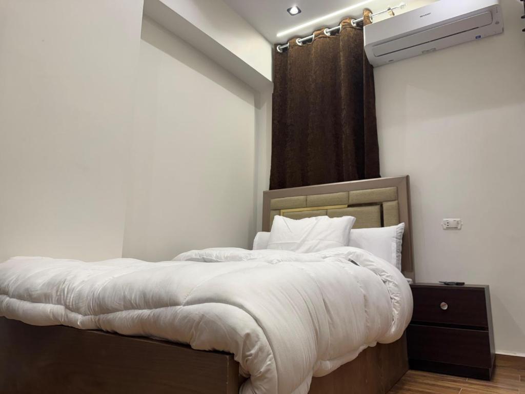 Postel nebo postele na pokoji v ubytování New White Pyramids Inn