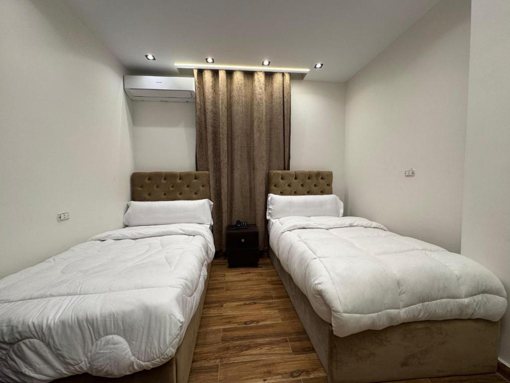 Postel nebo postele na pokoji v ubytování New White Pyramids Inn