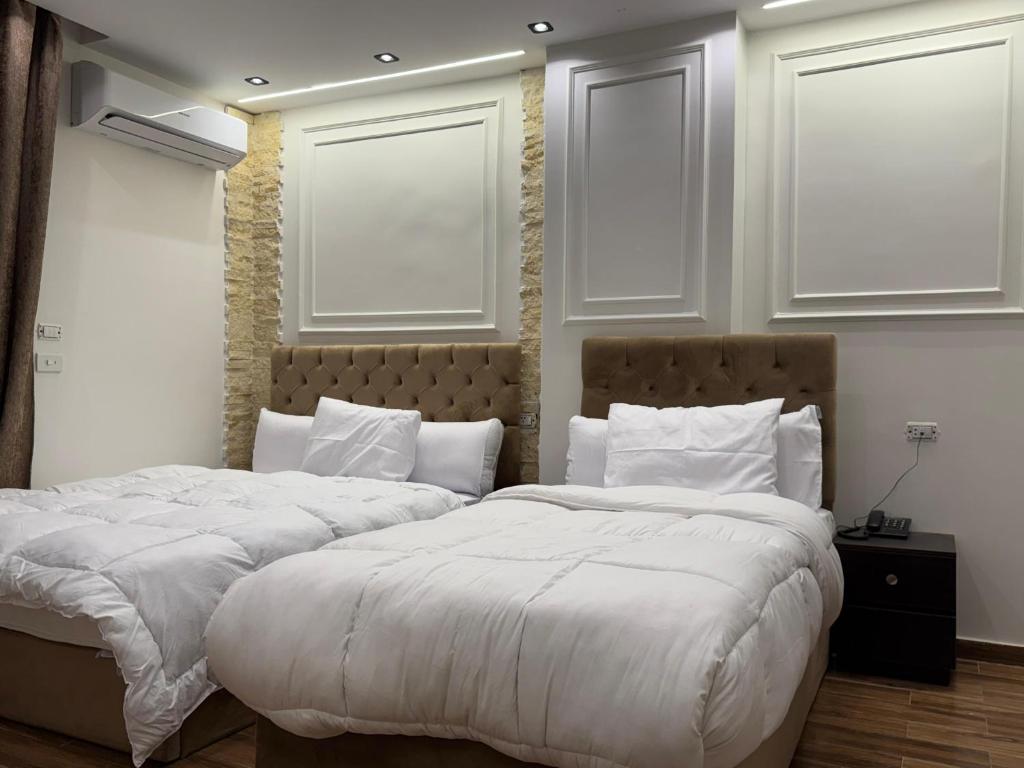 Postel nebo postele na pokoji v ubytování New White Pyramids Inn