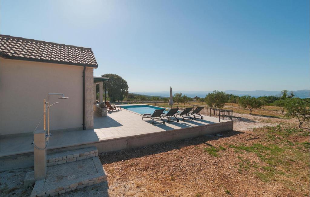 Bazén v ubytovaní 2 Bedroom Stunning Home In Postira alebo v jeho blízkosti