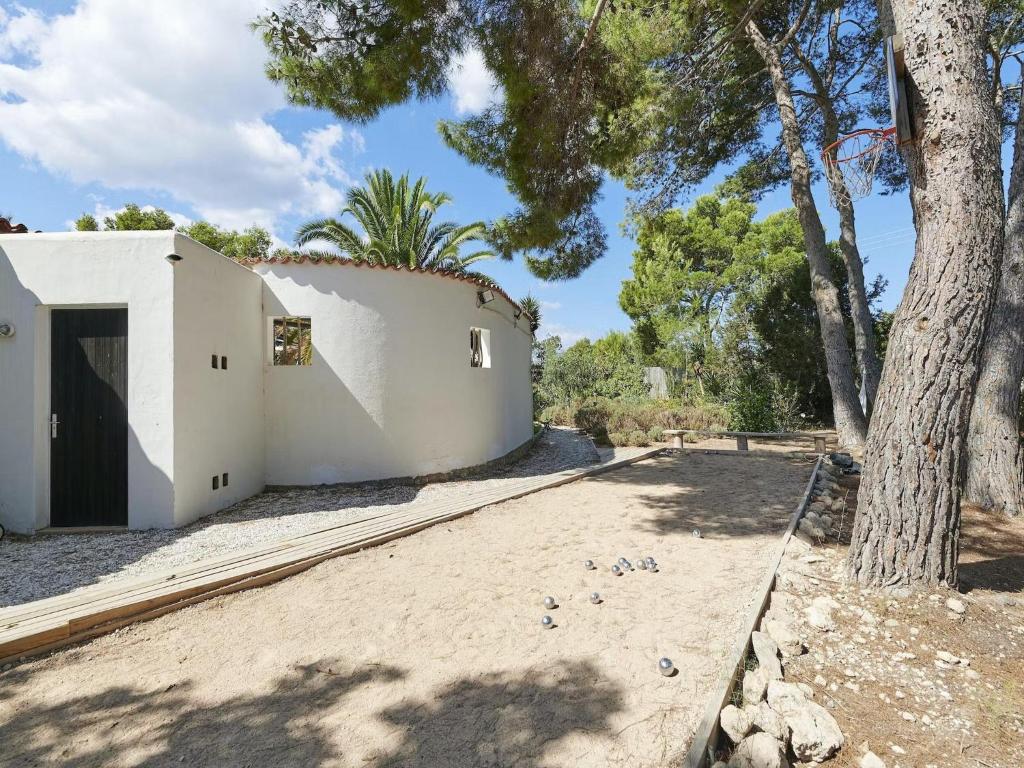 マドリードにあるVilla in Sant Josep near Beautiful Beachesの木の横にある白い建物
