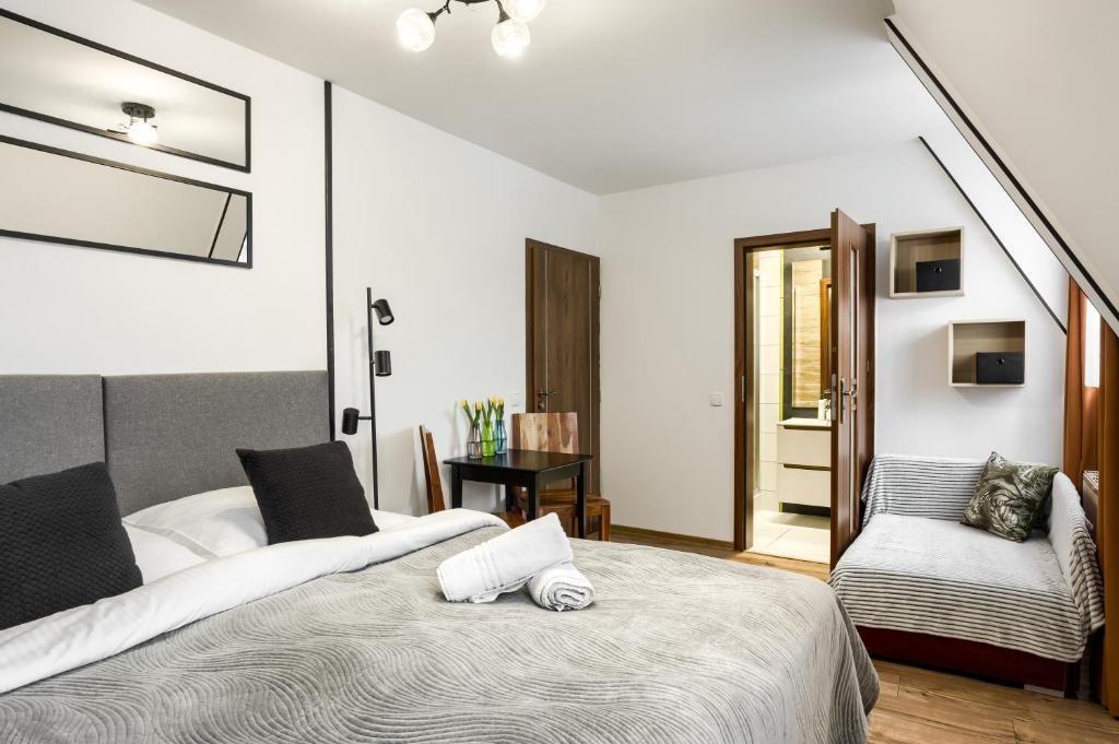 Posteľ alebo postele v izbe v ubytovaní Przytulia Apartamenty i Pokoje