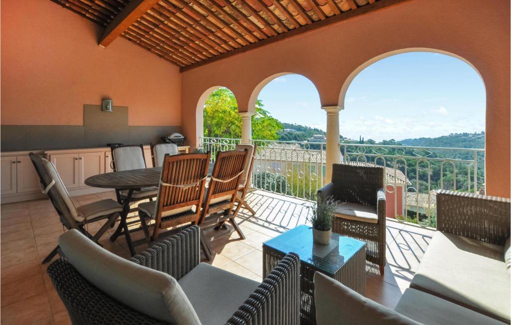 une cuisine et un salon avec une table et des chaises dans l'établissement Gorgeous Home In Roquebrune-Sur-Argens, à Roquebrune-sur Argens