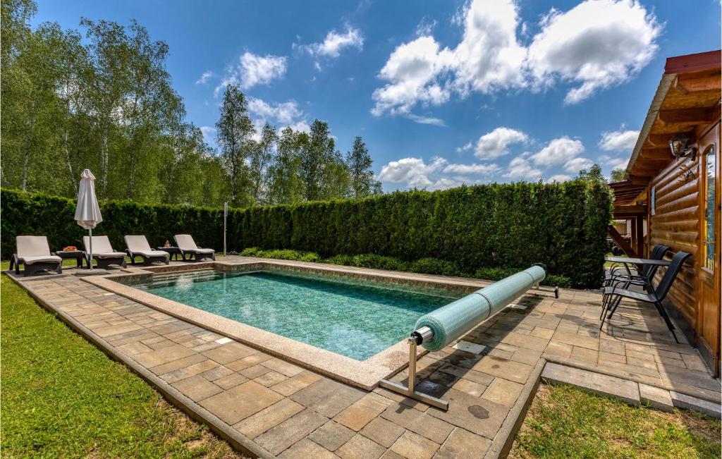 basen z rurą w ogrodzie w obiekcie Gorgeous Home In Gospic With Sauna w mieście Gospić