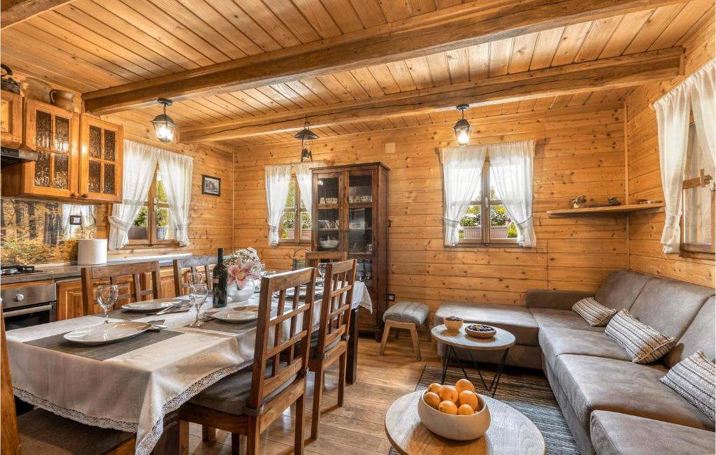 salon ze stołem i kanapą w obiekcie Gorgeous Home In Gospic With Sauna w mieście Gospić