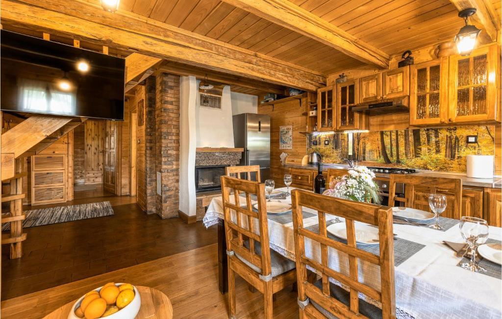 Telewizja i/lub zestaw kina domowego w obiekcie Gorgeous Home In Gospic With Sauna