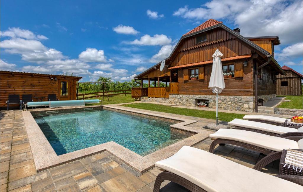 dom z basenem przed domem w obiekcie Gorgeous Home In Gospic With Sauna w mieście Gospić