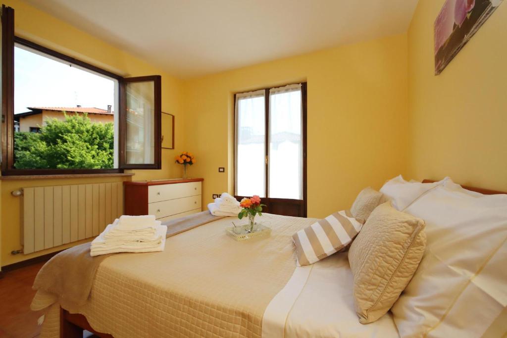 A bed or beds in a room at Sunrise in Baveno - Happy Rentals