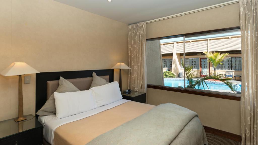 Bazén v ubytování Oasis Beach Motel nebo v jeho okolí