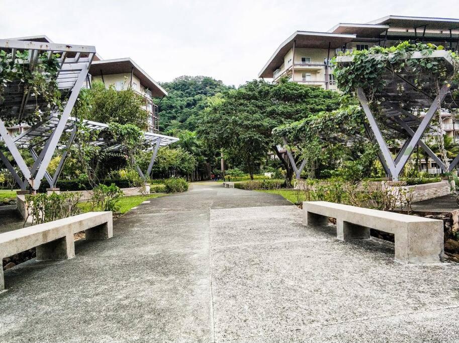 Aed väljaspool majutusasutust Seas the Day Pico De Loro Hamilo Coast Batangas