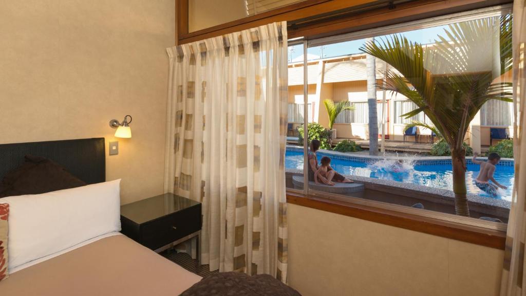 Bazén v ubytování Oasis Beach Motel nebo v jeho okolí