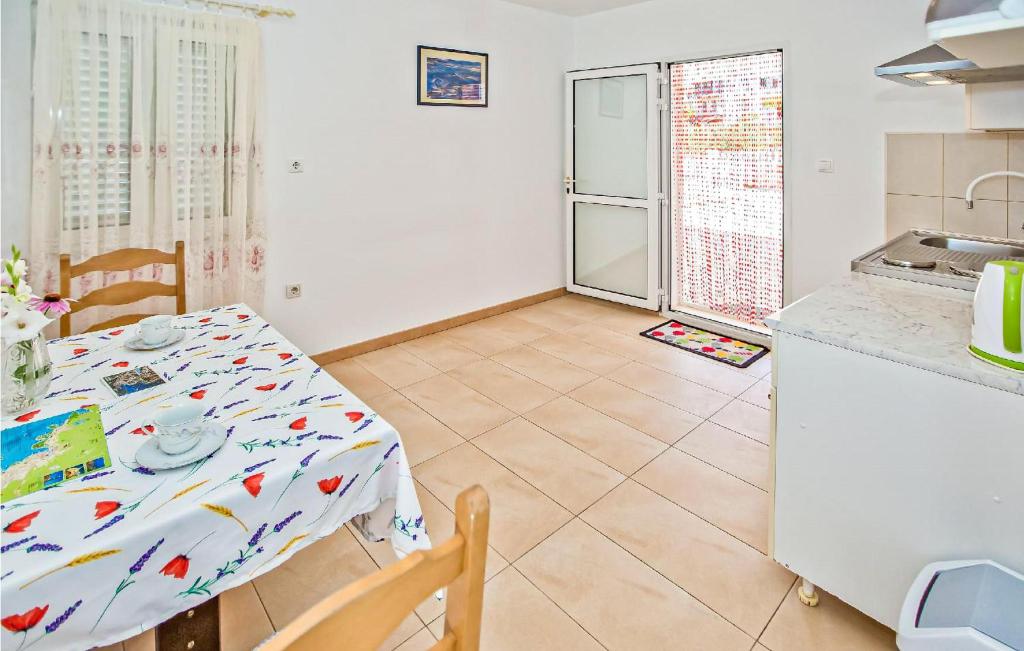 Kuchyňa alebo kuchynka v ubytovaní Stunning Apartment In Hvar With Wifi