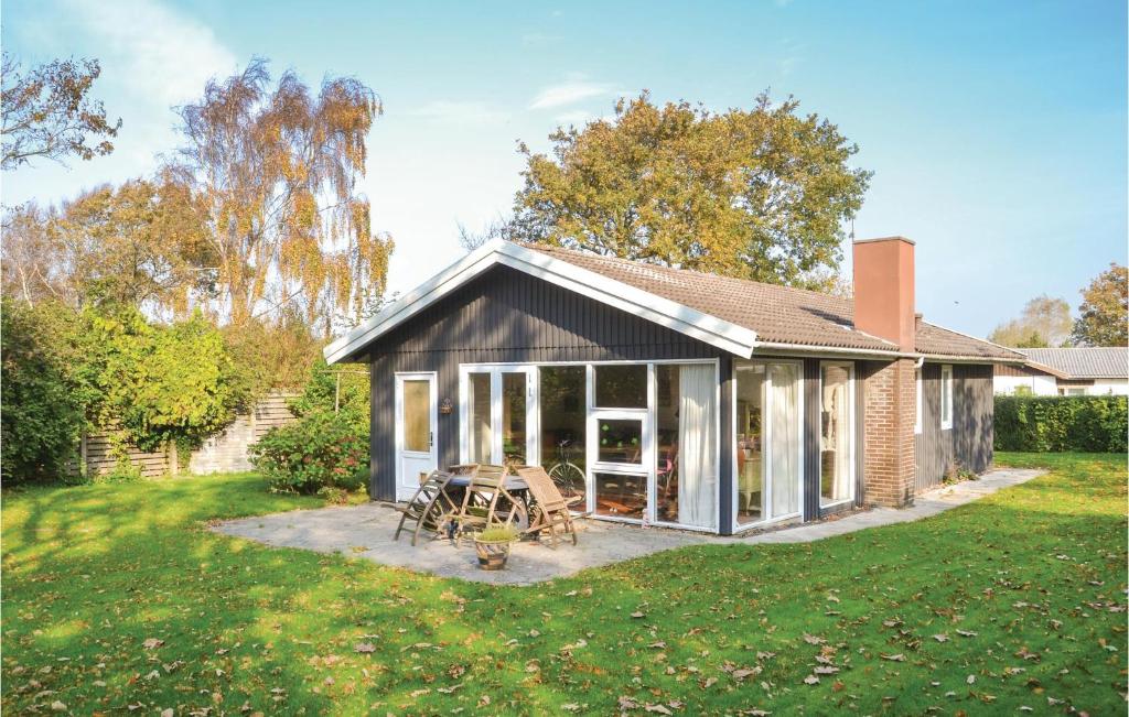 una casa con puertas correderas de cristal en un patio en Three-Bedroom Holiday Home In Esbjerg V, en Esbjerg