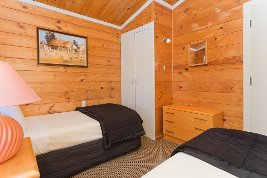 Postel nebo postele na pokoji v ubytování Oasis Beach Motel
