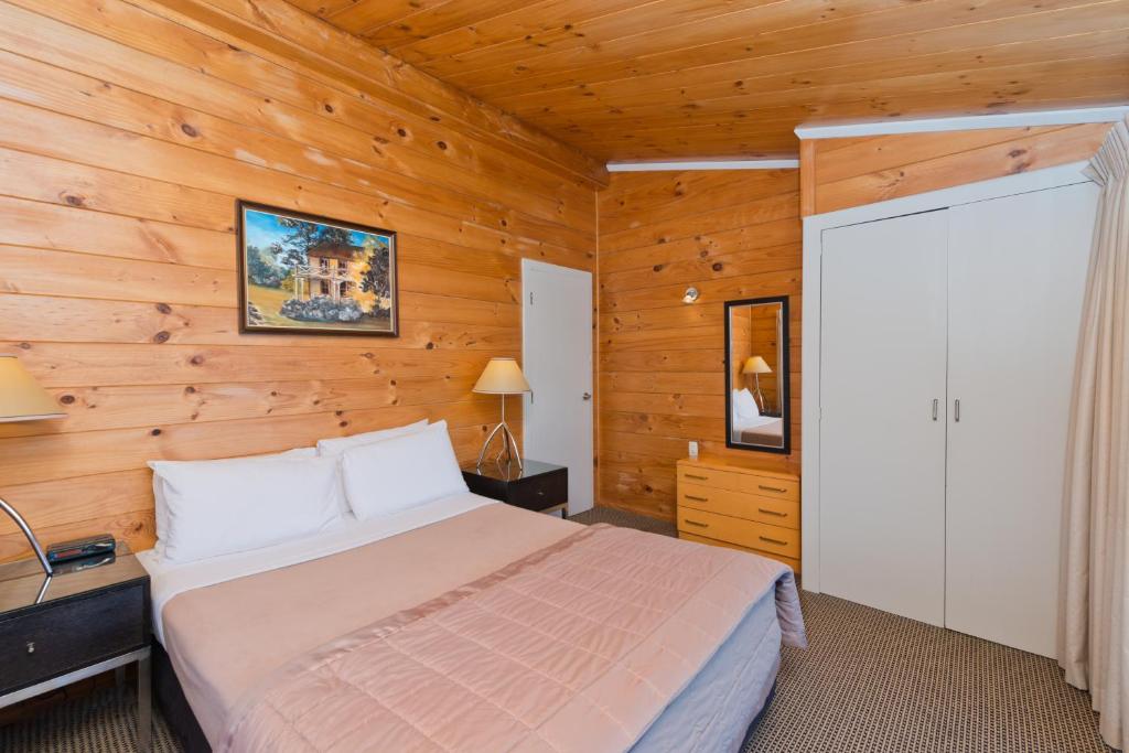 Postel nebo postele na pokoji v ubytování Oasis Beach Motel