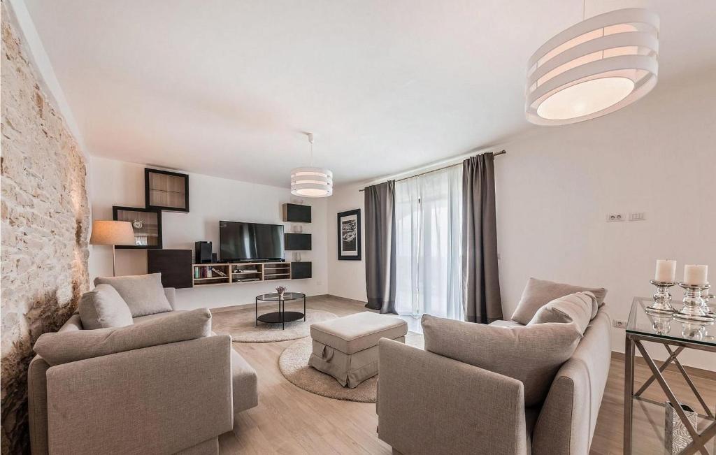 salon z 2 kanapami i stołem w obiekcie Villa Gambin w mieście Kaštelir