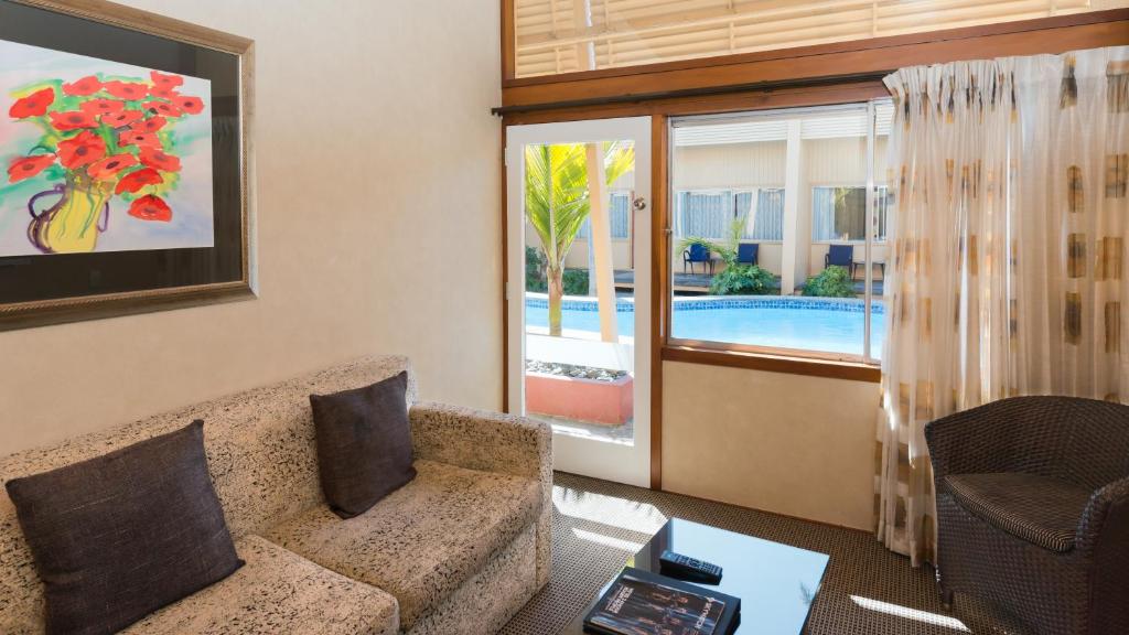 Bazén v ubytování Oasis Beach Motel nebo v jeho okolí