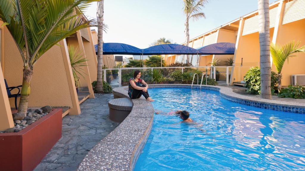 Bazén v ubytování Oasis Beach Motel nebo v jeho okolí