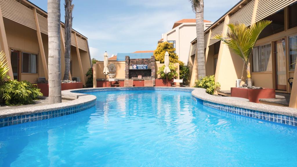 Bazén v ubytování Oasis Beach Motel nebo v jeho okolí