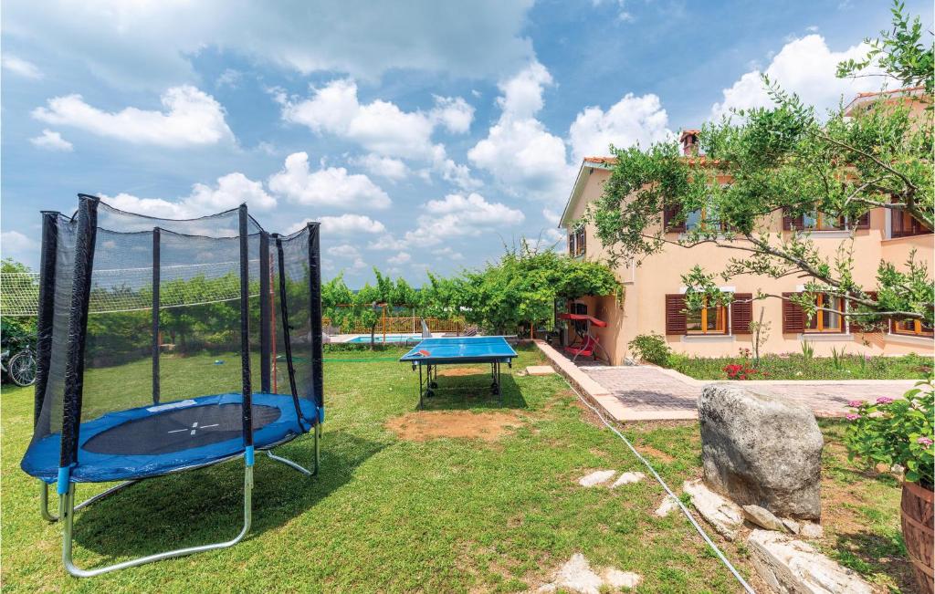 Vonkajšia záhrada v ubytovaní 7 Bedroom Nice Home In Labin