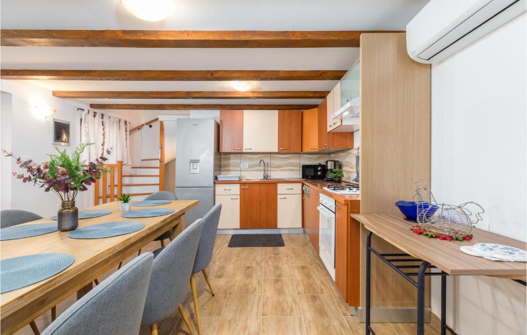 Kuchnia lub aneks kuchenny w obiekcie 4 Bedroom Gorgeous Home In Vodnjan
