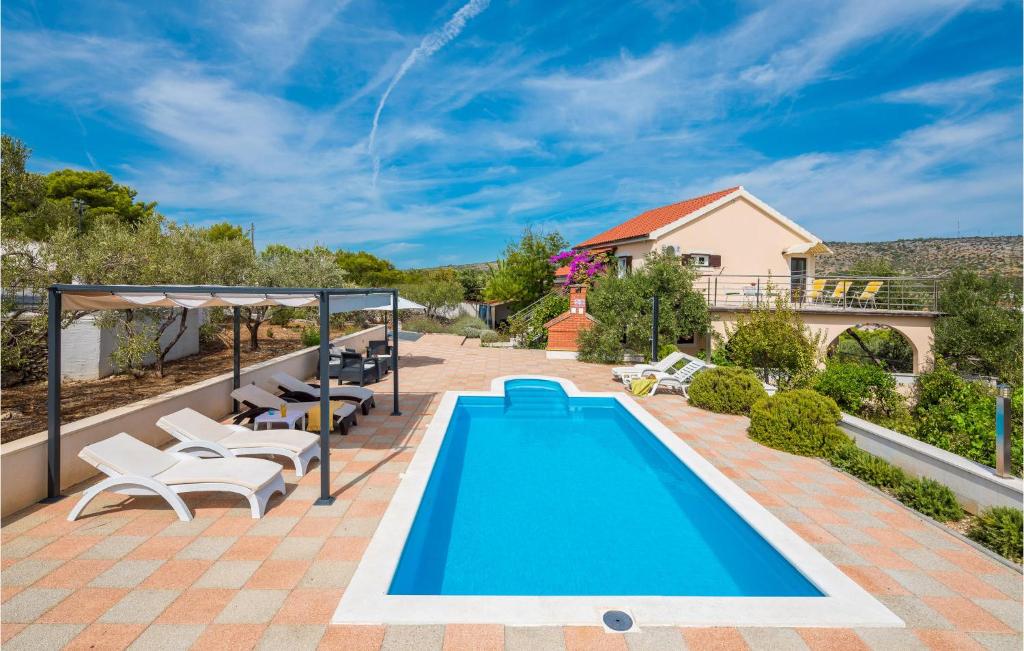 ミルナにあるAmazing Home In Milnaのパティオ(椅子付)のスイミングプール、