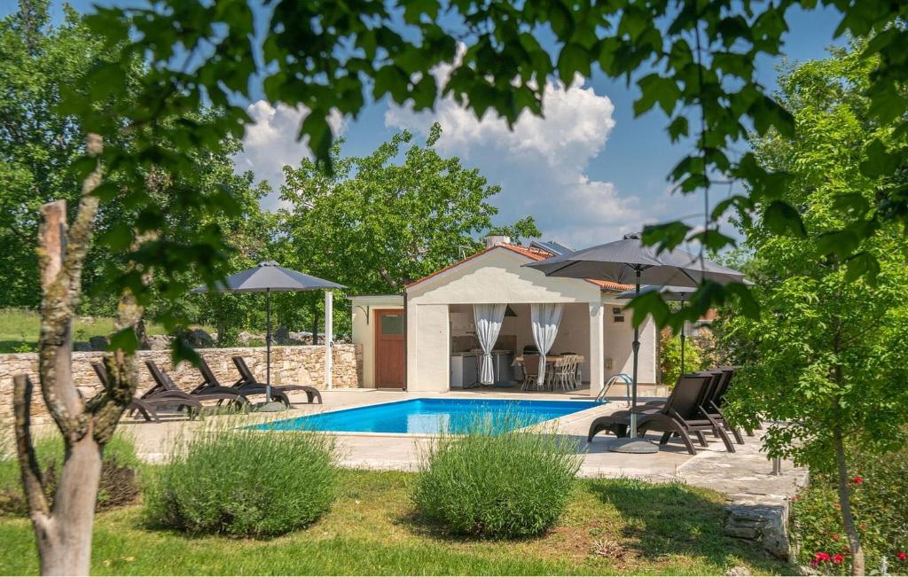 een zwembad met stoelen en parasols naast een huis bij Casa Ida in Grožnjan