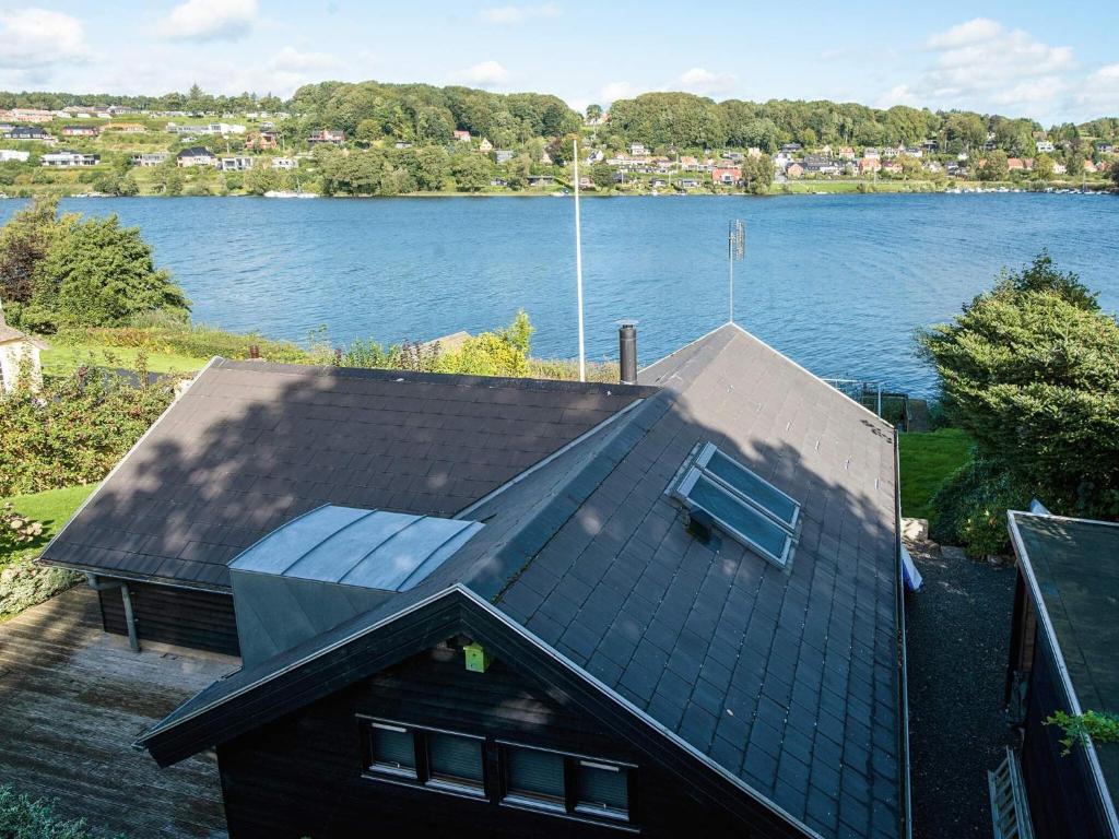 リューにある5 star holiday home in Ryの屋根と湖のある家の俯瞰図