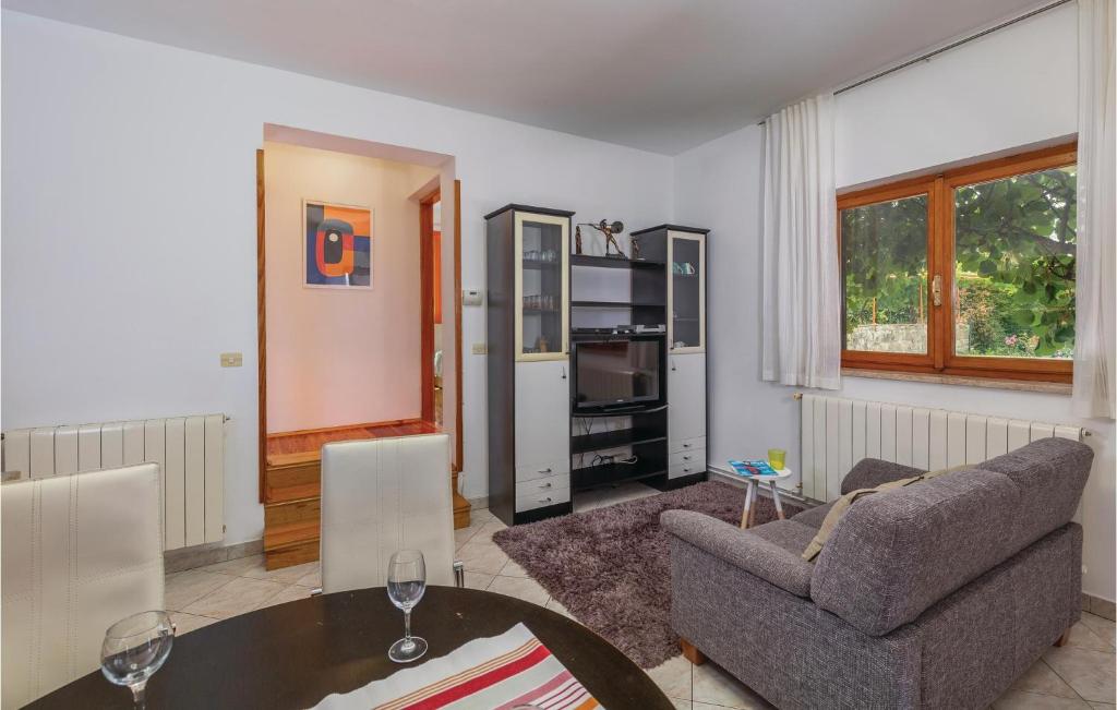 Posedenie v ubytovaní 7 Bedroom Nice Home In Labin