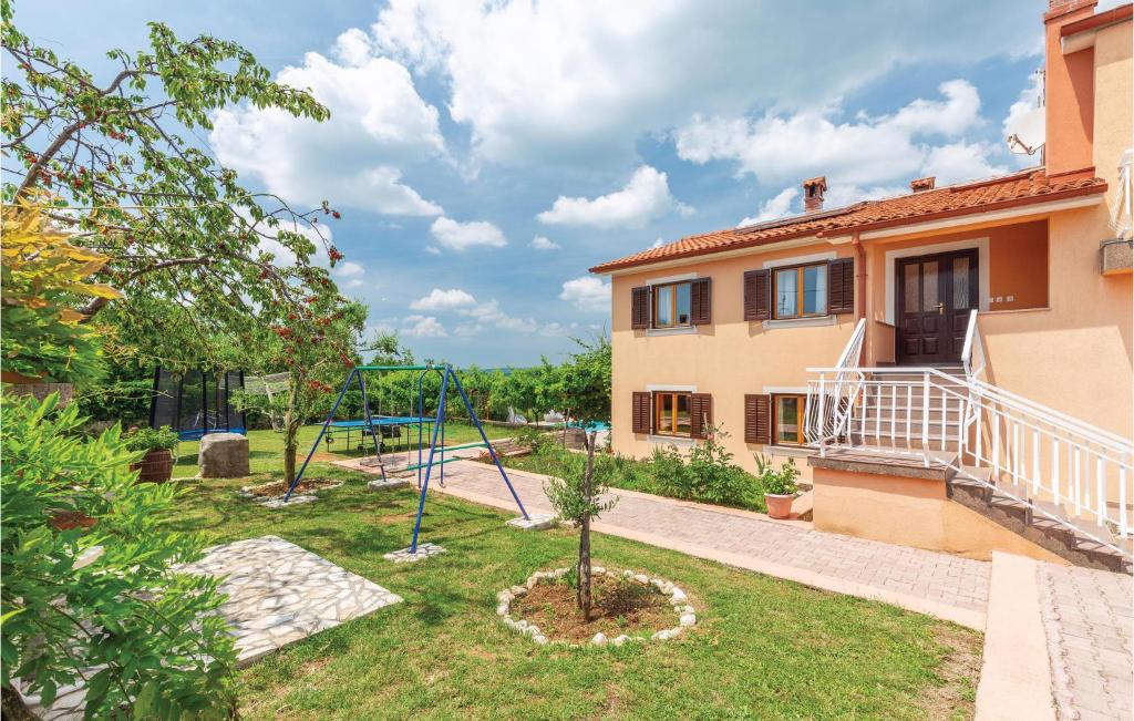 Vonkajšia záhrada v ubytovaní 7 Bedroom Nice Home In Labin