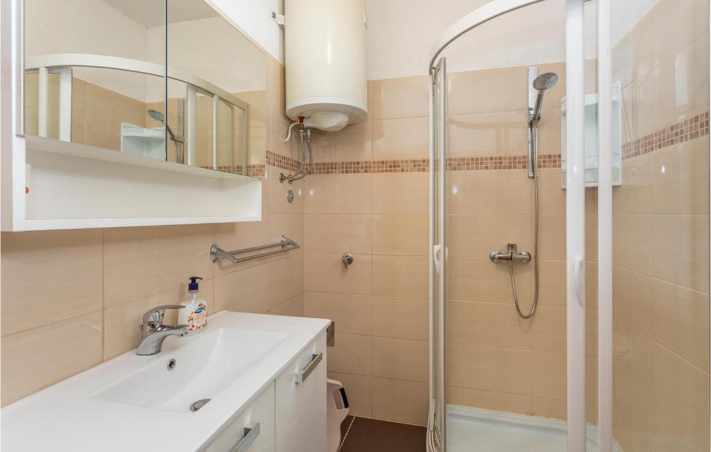 Kúpeľňa v ubytovaní Cozy Apartment In Krk With Wifi