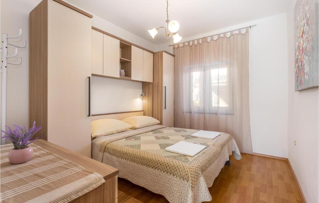 Posteľ alebo postele v izbe v ubytovaní Cozy Apartment In Krk With Wifi