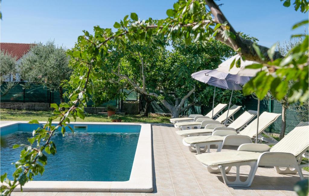 Basen w obiekcie Holiday Home Breg Ivanovci Iv lub w pobliżu