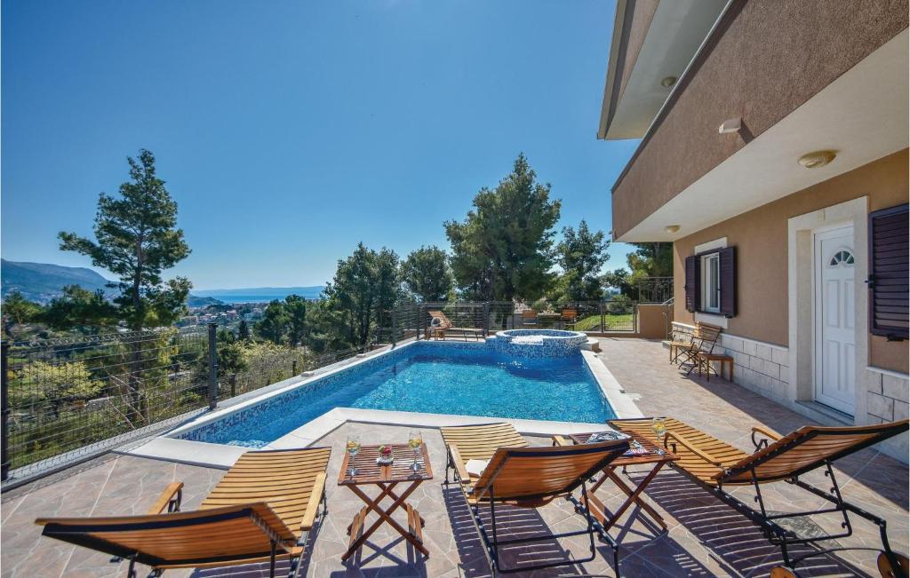 Bazén v ubytovaní Lovely Home In Split With Jacuzzi alebo v jeho blízkosti