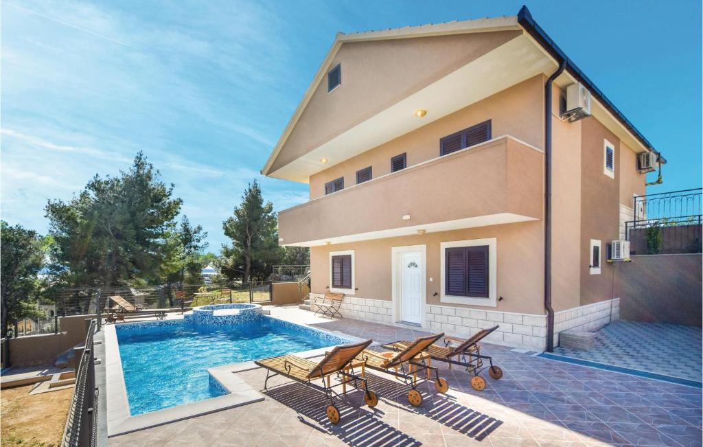 Bazén v ubytovaní Lovely Home In Split With Jacuzzi alebo v jeho blízkosti
