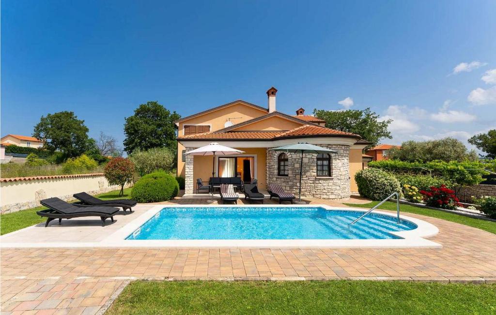 a house with a swimming pool in a yard at Villa Morena in Buje